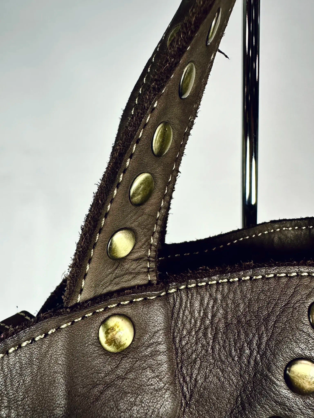 Женская сумка из натуральной вареной кожи с бахромой и заклепками цвет brown