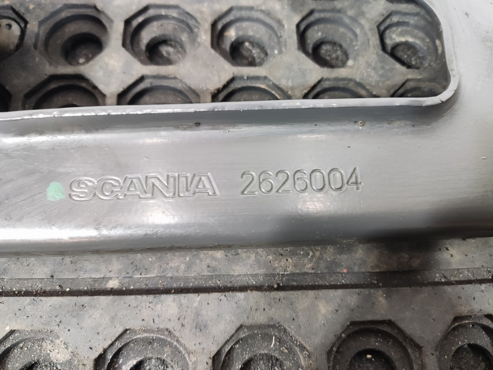 Кронштейн брызговика правого 2020г