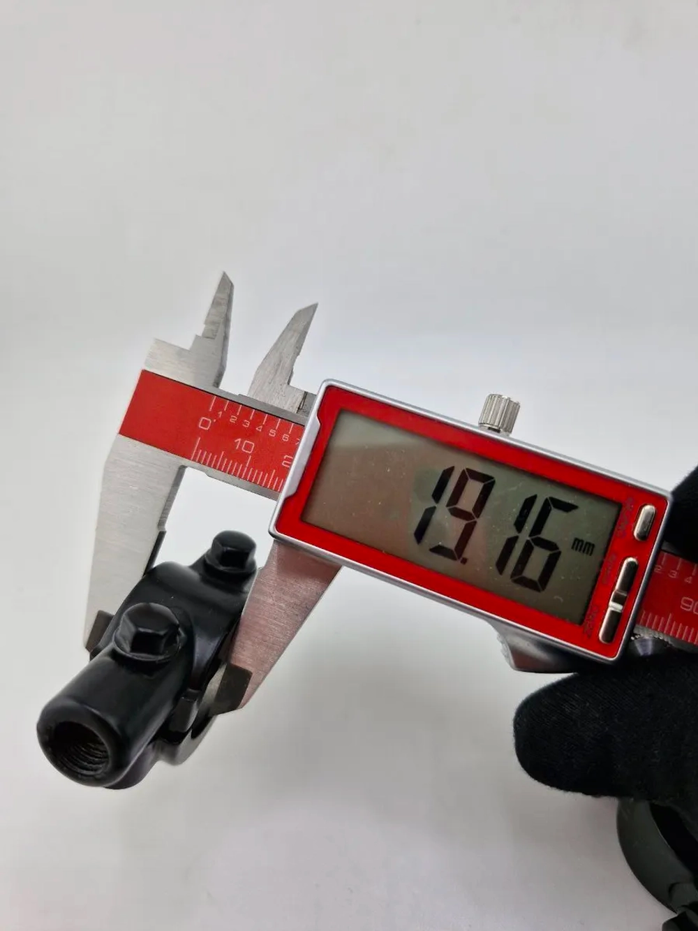 - - Крепления для зеркал на руль 22-25 мм, резьба 10 мм