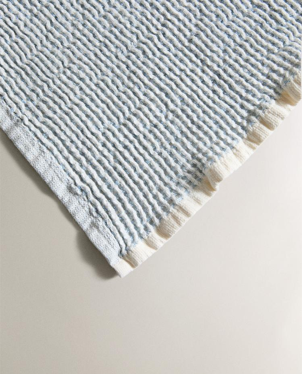 ZARA HOME БАННОЕ ПОЛОТЕНЦЕ С ВАФЕЛЬНЫМ УЗОРОМ, ЭКРЮ/СИНИЙ