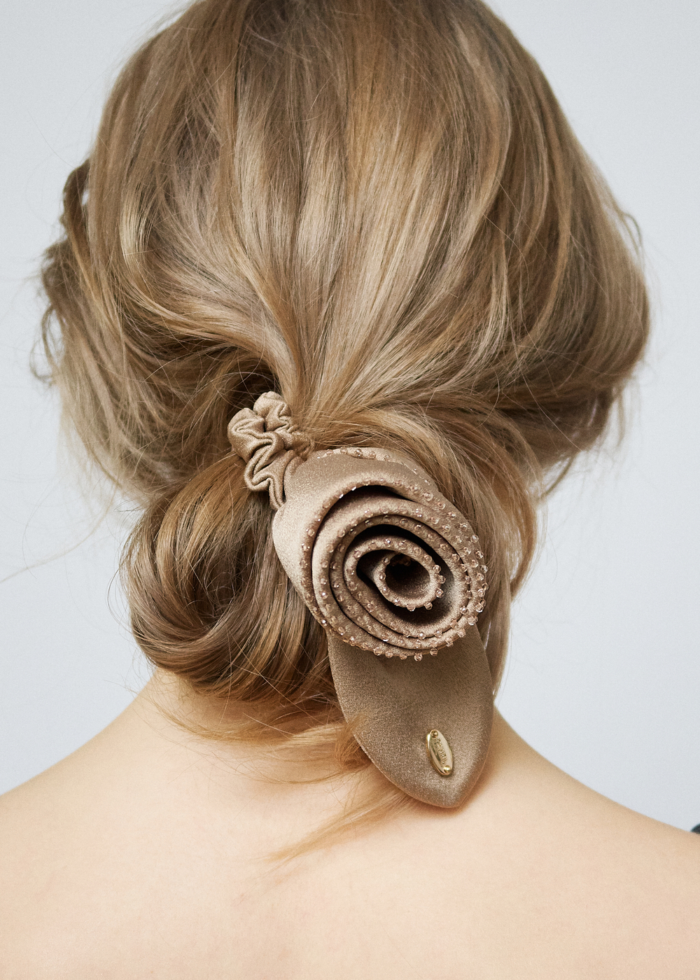 Резинка-роза с листиком и декором