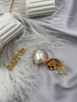 Накладка на пуговицу золотистая с жемчугом неровной формы