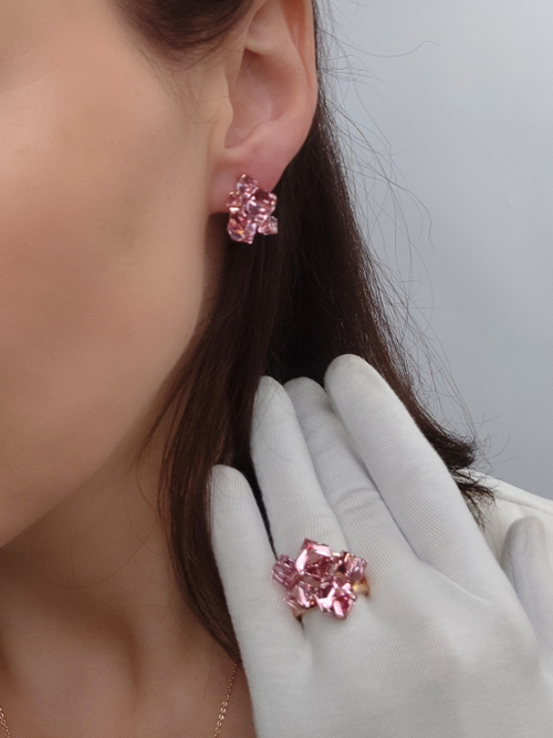 Кольцо коктейльное Мираж с розовыми кубиками Swarovski