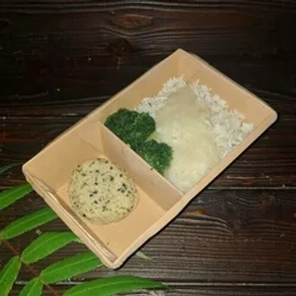 Рис с котлетой из щуки под соусом бешамель / 300 гр