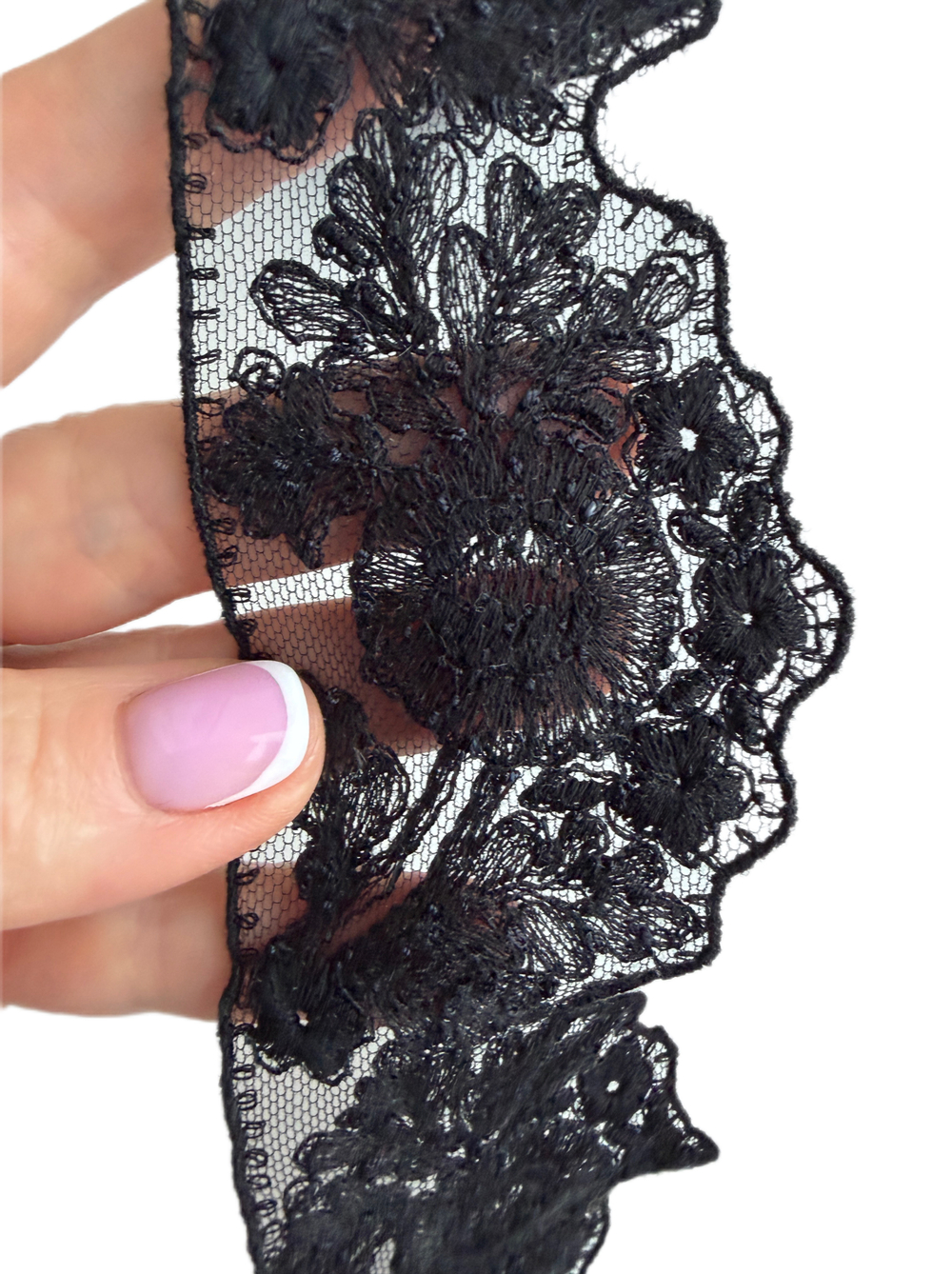 Кружево натуральное однотонное с вышивкой на мягкой сетке ш - 3-5см Франция 1м