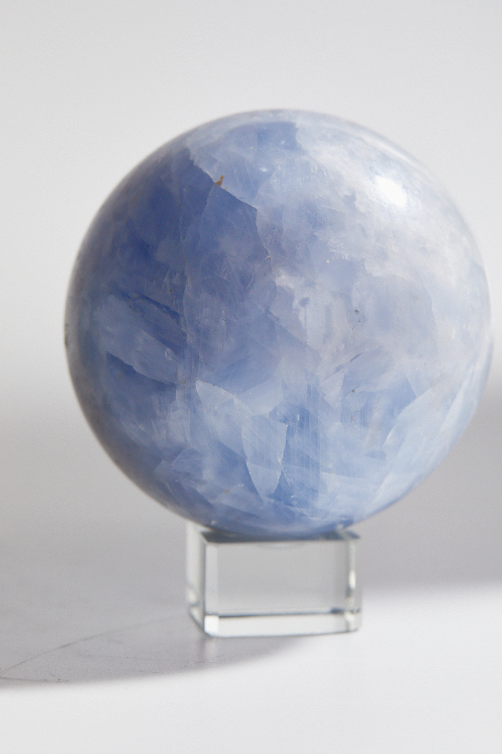Шар из голубого кальцита