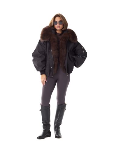 Черная пуховая парка с капюшоном и меховой оторочкой