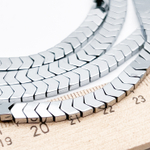 Гематит Стрелка бусины (имитация), цвет серебристый, размер около 3*6 мм, цена за 27-28 шт (1/4 нити)