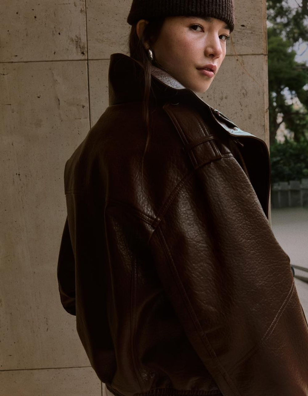 BERSHKA Куртка с воротником-стойкой из искусственной кожи, коричневый