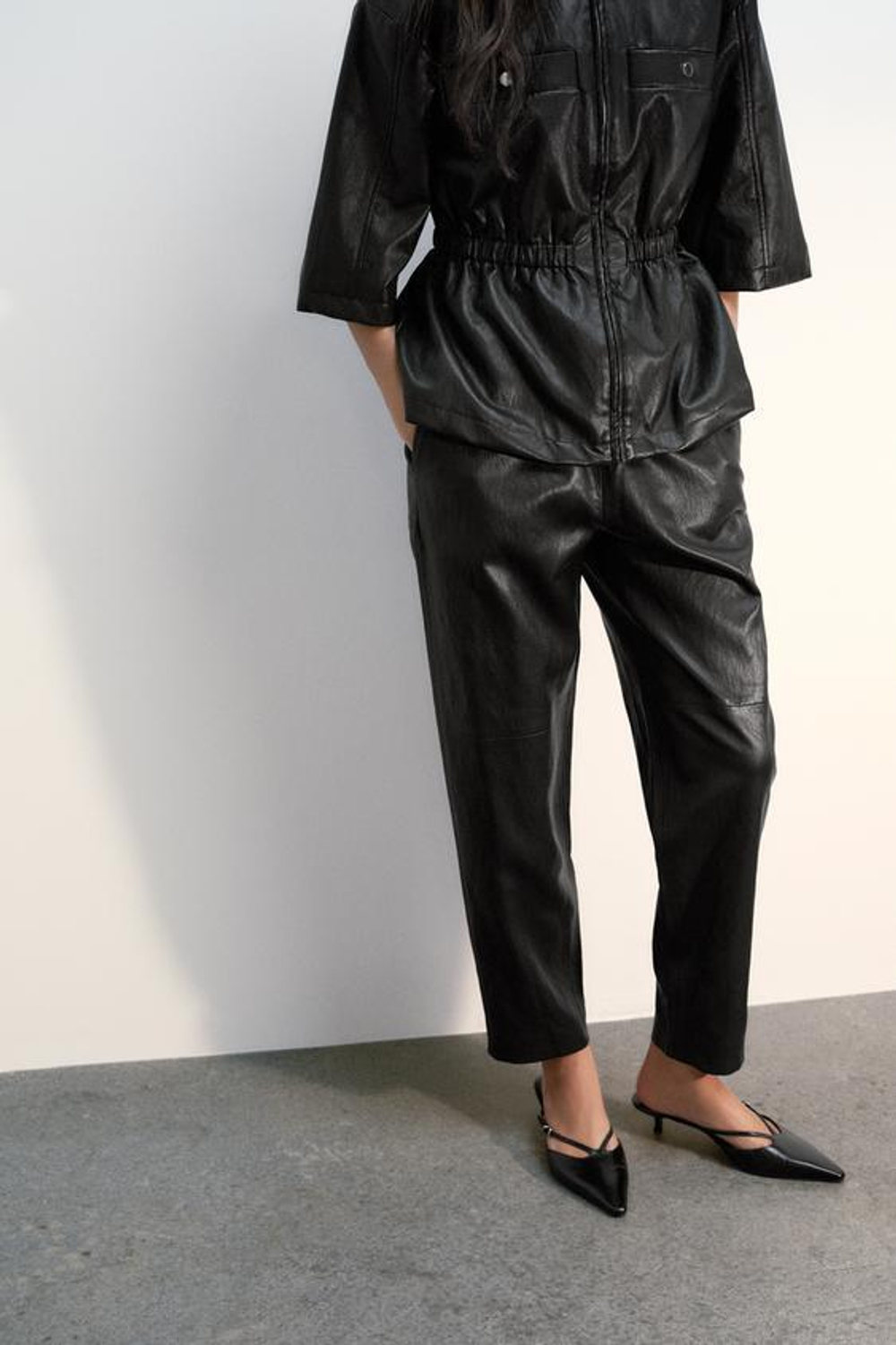 ZARA БРЮКИ ИЗ ИСКУССТВЕННОЙ КОЖИ, ЧЕРНЫЙ