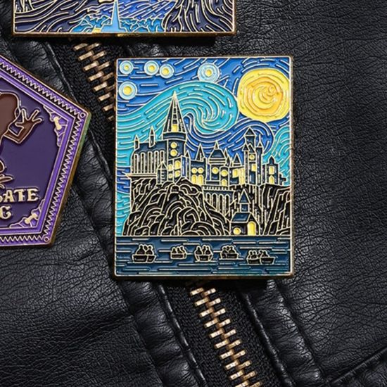 Значок металлический Гарри Поттер Хогвартс. Очертания в Звездную ночь, р-р 4,5х3,6 см