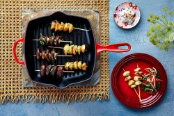 Le Creuset - Чугунная сковорода-гриль диаметром 26 см вишневого цвета. / артикул   20183260600422  / GTIN 024147232711