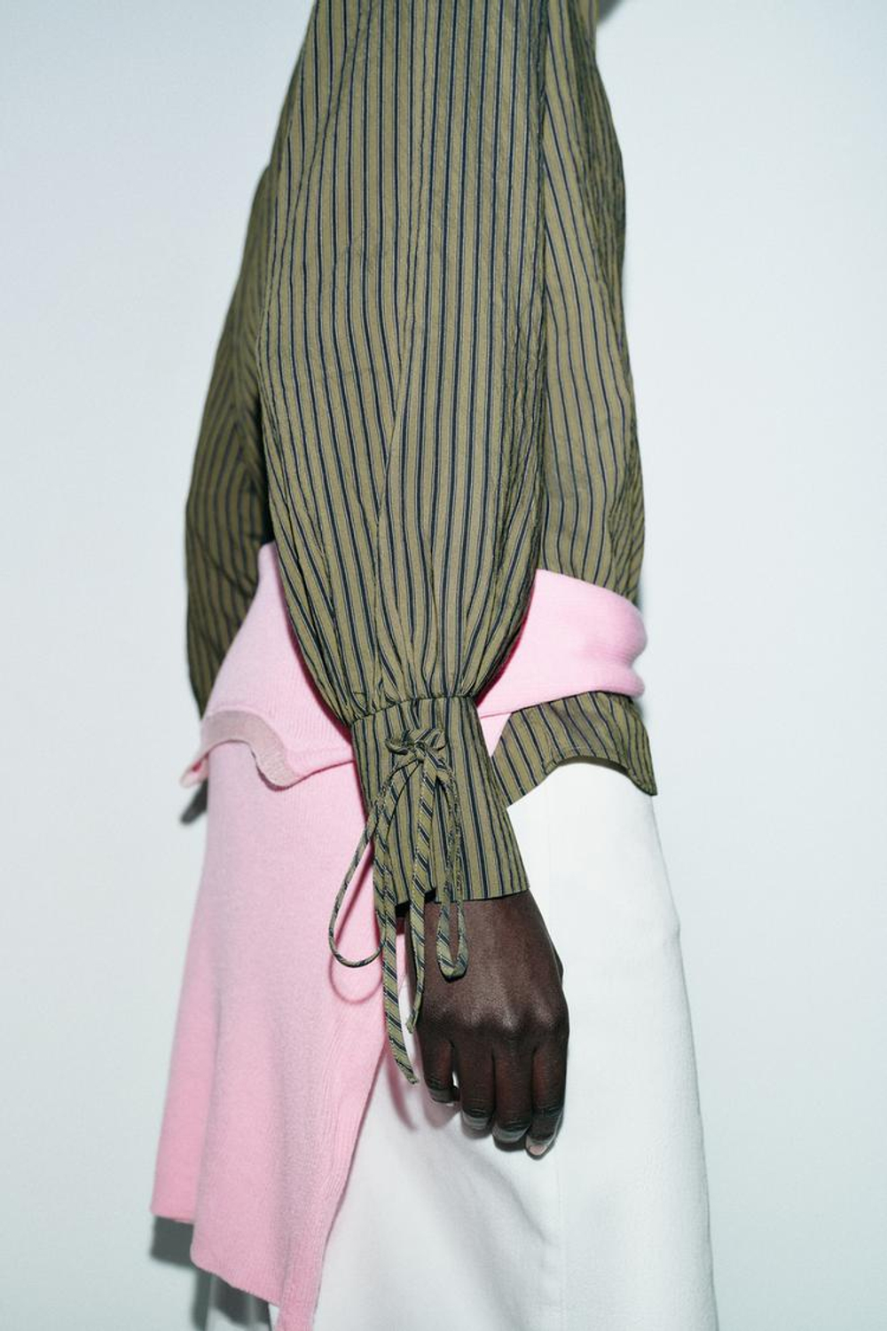 ZARA РУБАШКА В ПОЛОСКУ С ЗАВЯЗКАМИ, ТЕМНЫЙ ХАКИ