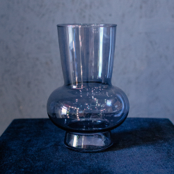 13. Тёмно-синяя прозрачная стеклянная ваза