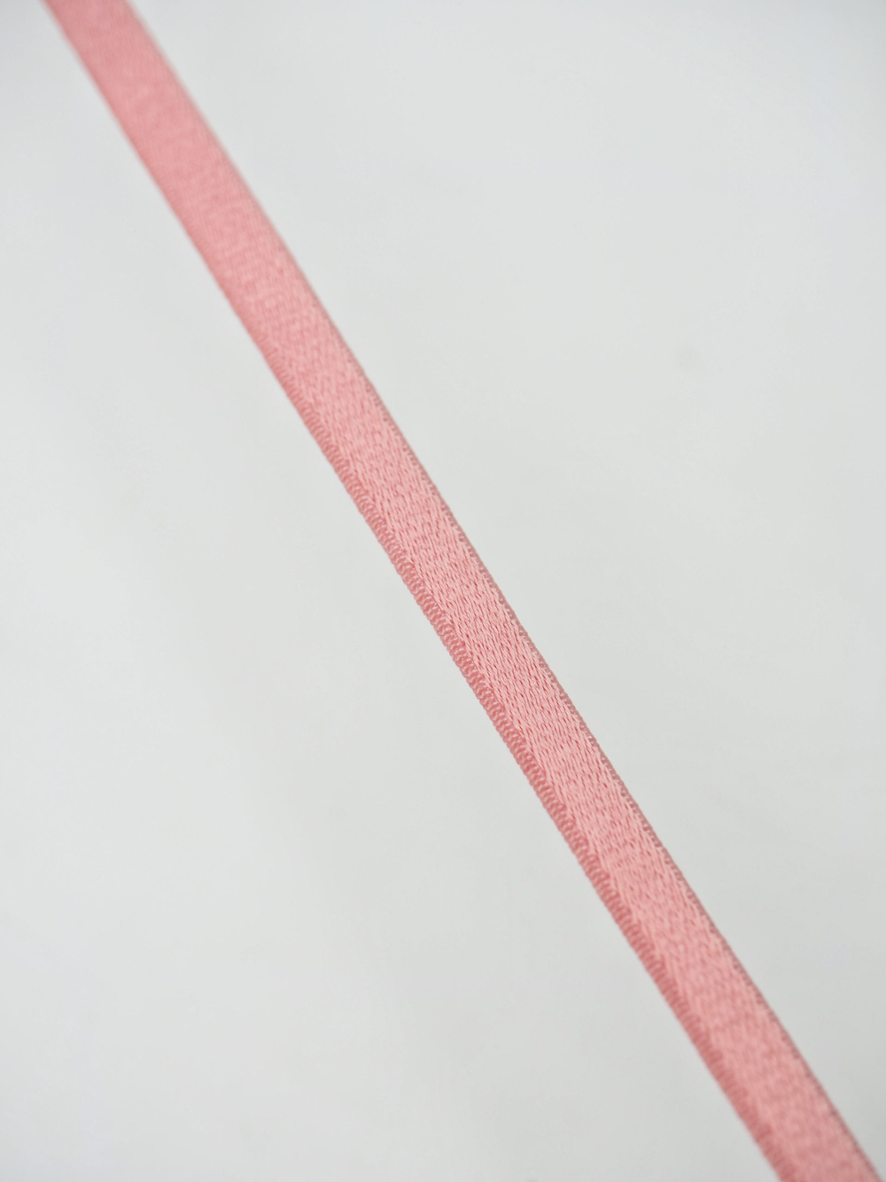 Резинка бретелечная коралловый миндаль узкая глянцевая 5 мм