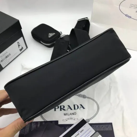 Сумка Prada Re-edition 2000 из нейлона и кожи
