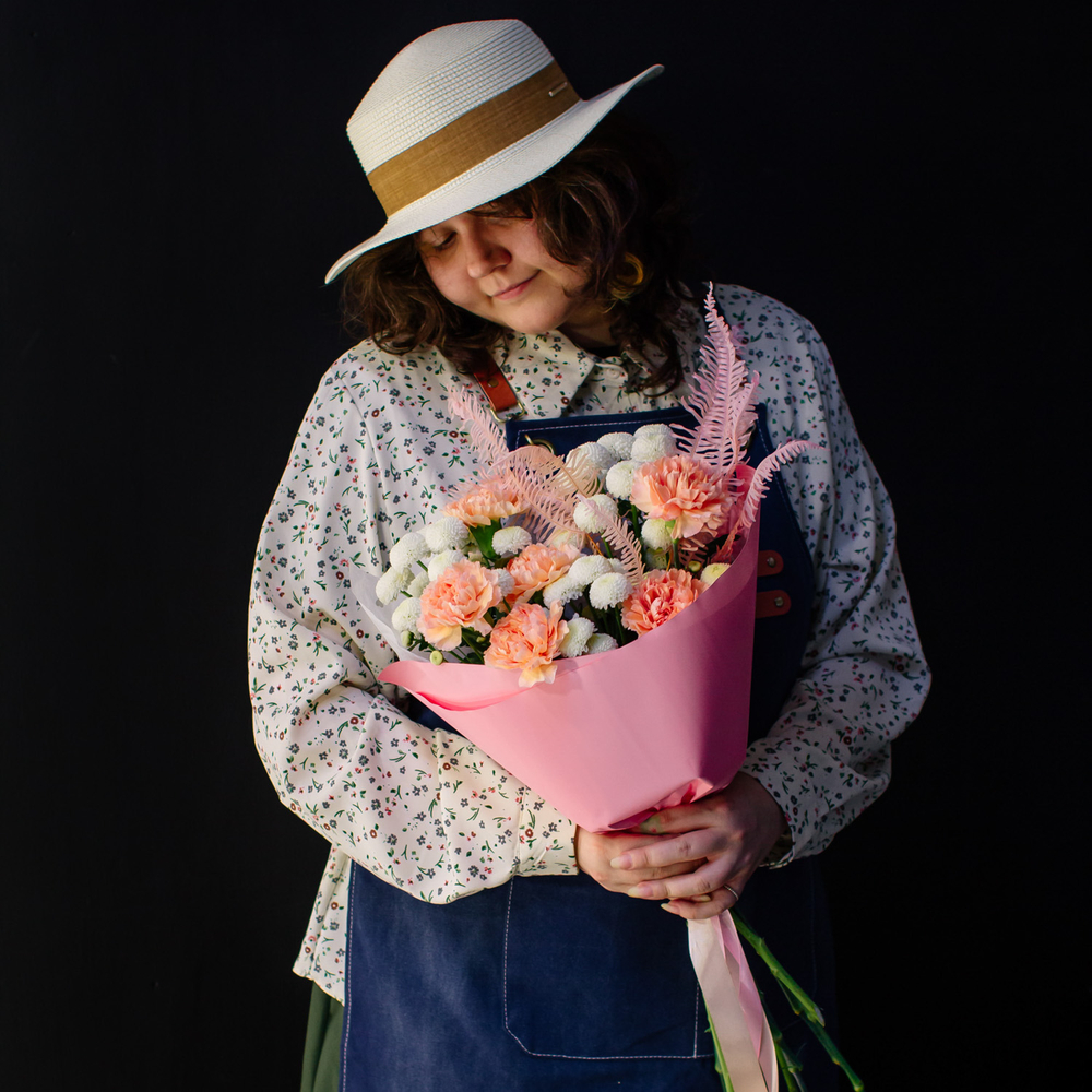 14. Стойкий букет с хризантемой и диантусами