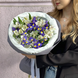 Букет цветов ирисы с белой альстромерией