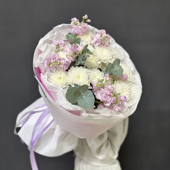 Букет с хризантемой, маттиолой и эвкалиптом