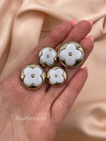 Пуговицы ЛВ. золотистые белый цветок