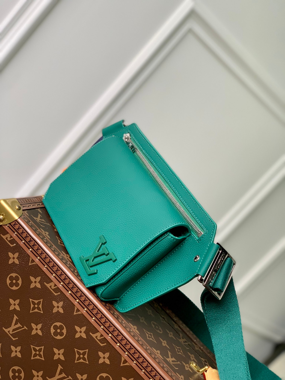 Louis Vuitton Takeoff Slingbag
