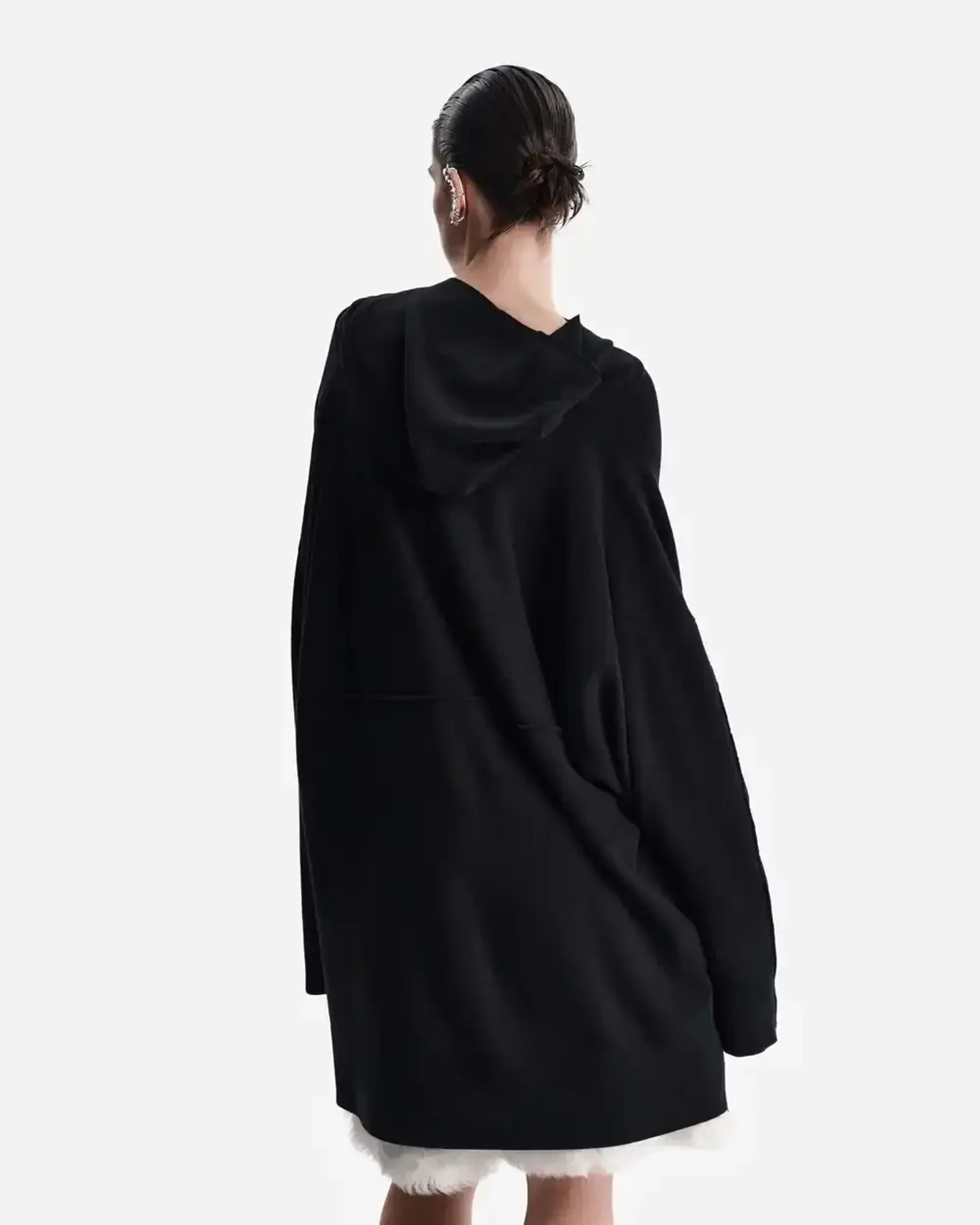 Свитер с капюшоном черный