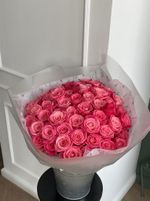 Гранд-букет из ярко розовых роз 51шт