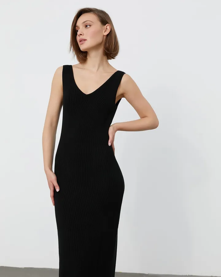 Платье с глубоким вырезом на спине черного цвета