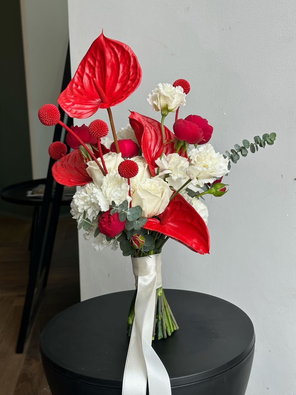 Свадебный букет из антуриума, краспедии, одноголовых роз, диантусов, лизиантуса и эвкалипта