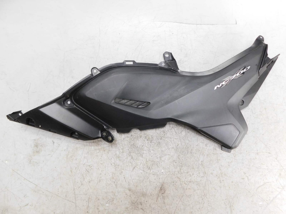 Пластик боковой левый Honda NC700X RC63 83701-MGS-D300,