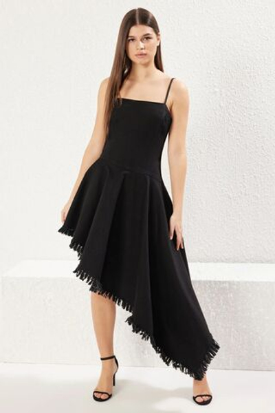 Черное джинсовое платье миди с асимметричным ремешком и маховиком на подоле TWOSS25EL00511