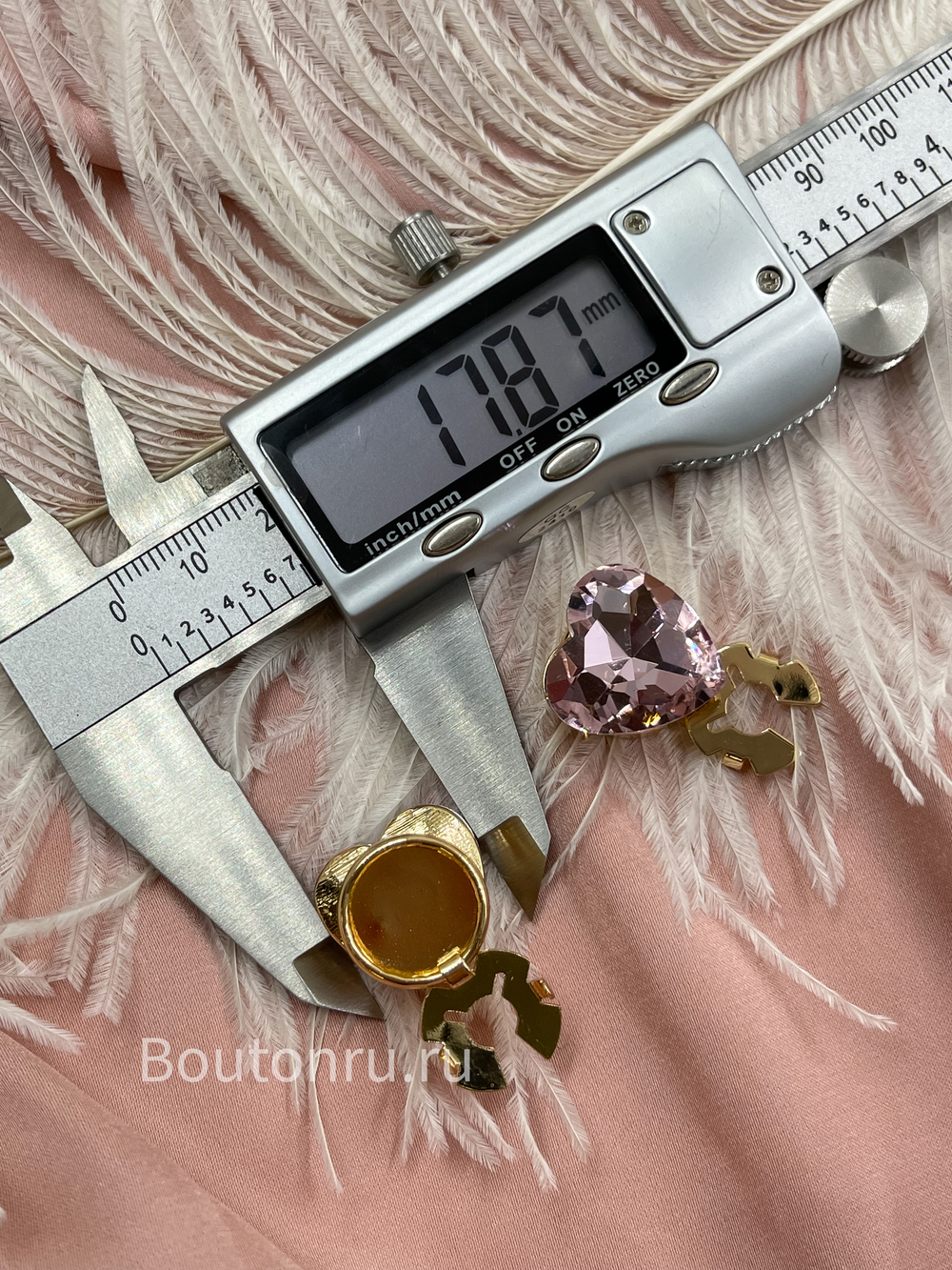 Накладка на пуговицу золотистая с розовым стразом в форме сердца