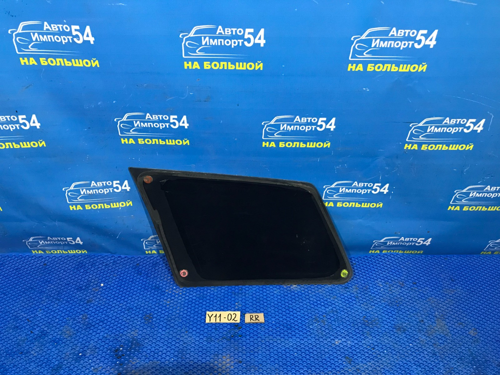 Стекло багажника правое NISSAN AD 1999