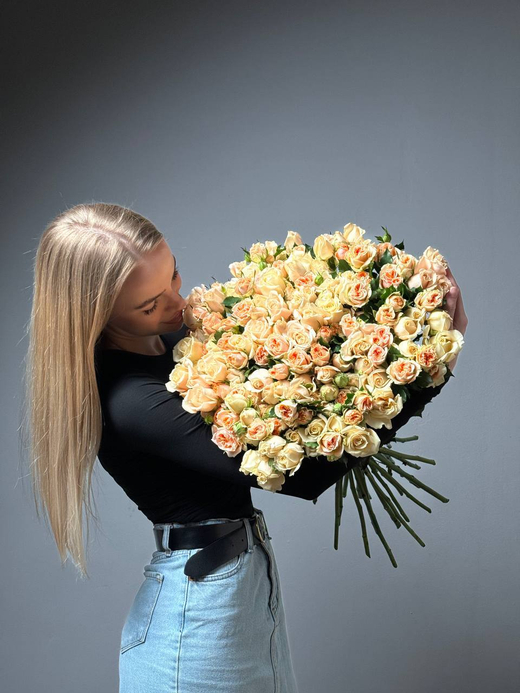 Букет из 25 кустовых роз под ленту