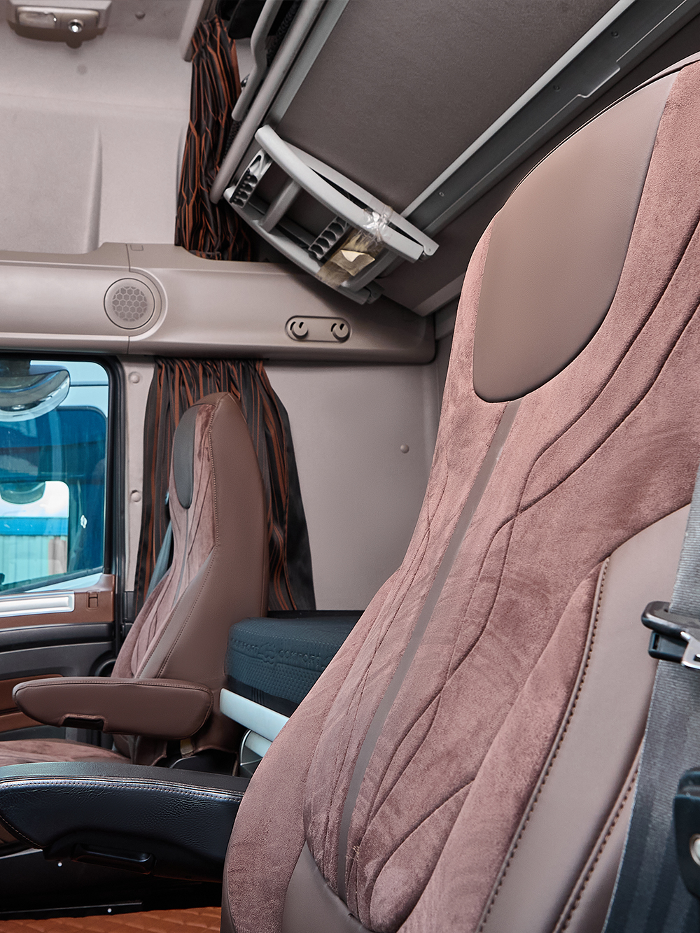 Чехлы Люкс DAF XF 106 (экокожа, коричневый цвет, коричневая вставка)