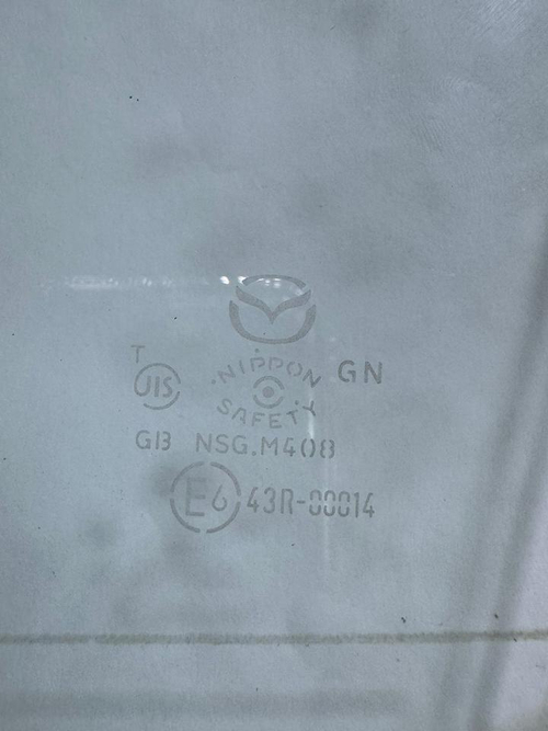 Стекло двери переднее правое Mazda 3 BL (08-13)