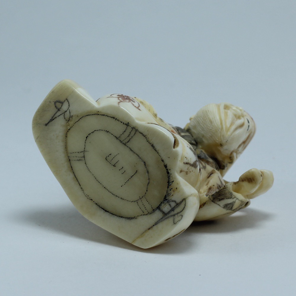 Эксклюзивная нэцкэ Дзюродзин сидящий на камне с корзиной через плечо