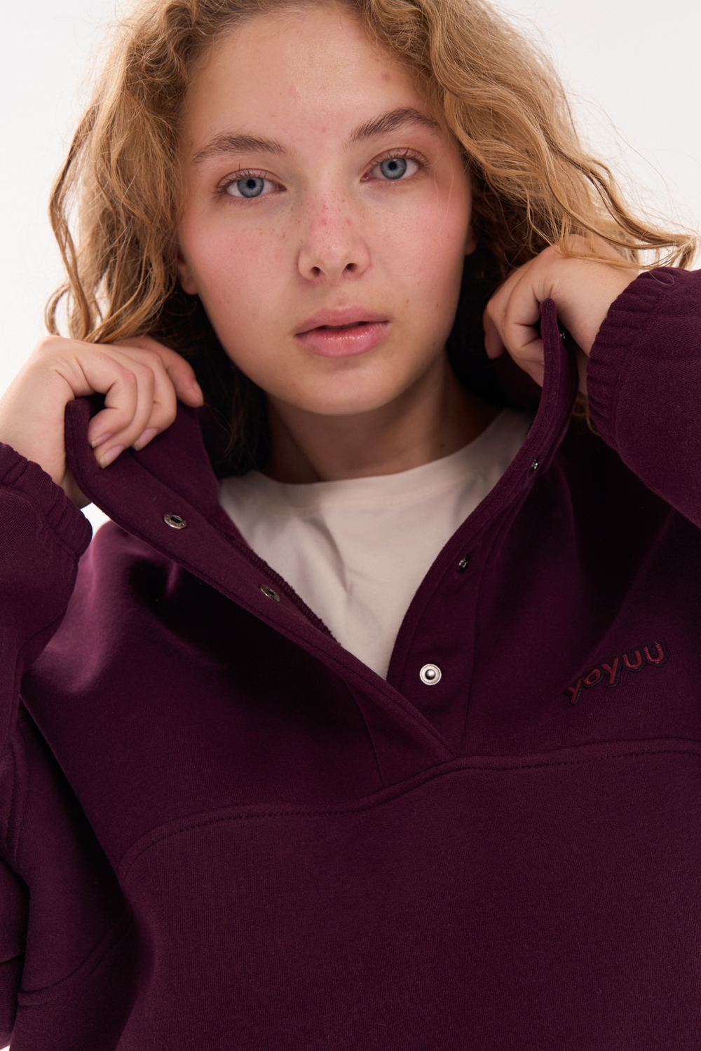 Свитшот с воротником на кнопках из футера с начесом в винном цвете