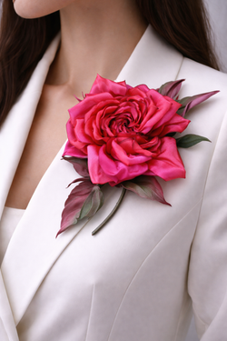 Брошь из натурального шелка "Алые сумерки"