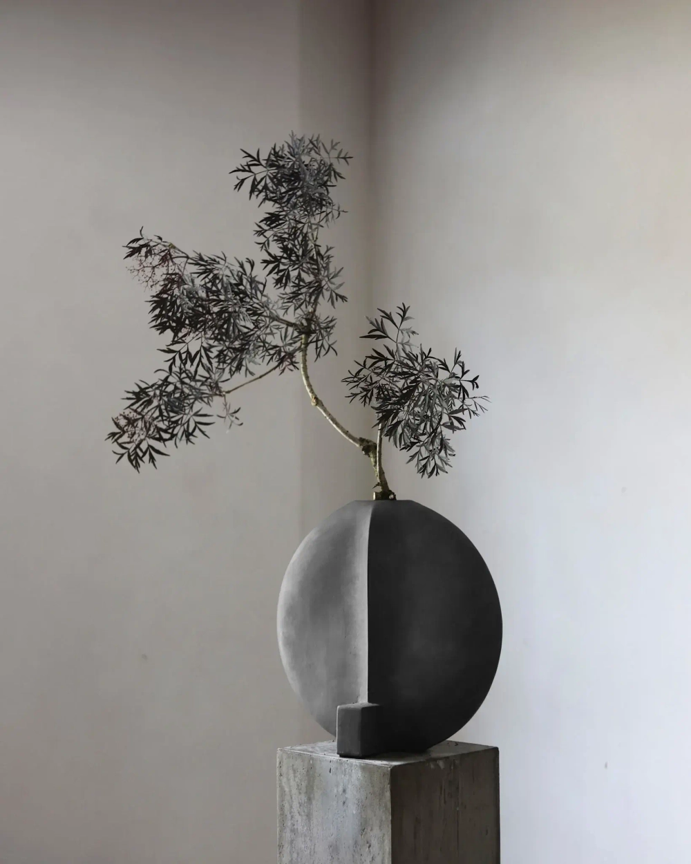 Ваза 101 Copenhagen Guggenheim Vase, Big - Dark Grey