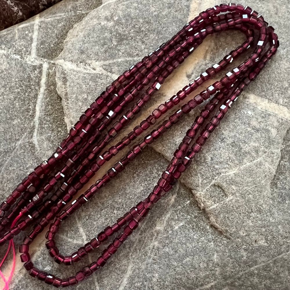 Гранат Альмандин. Камни для изделий на заказ. Цена зависит от вида заказанного изделия