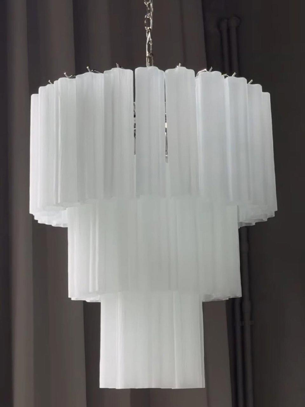 Белое матовое стекло, венецианский стиль — классика, которая создаёт мягкий, тёплый свет.