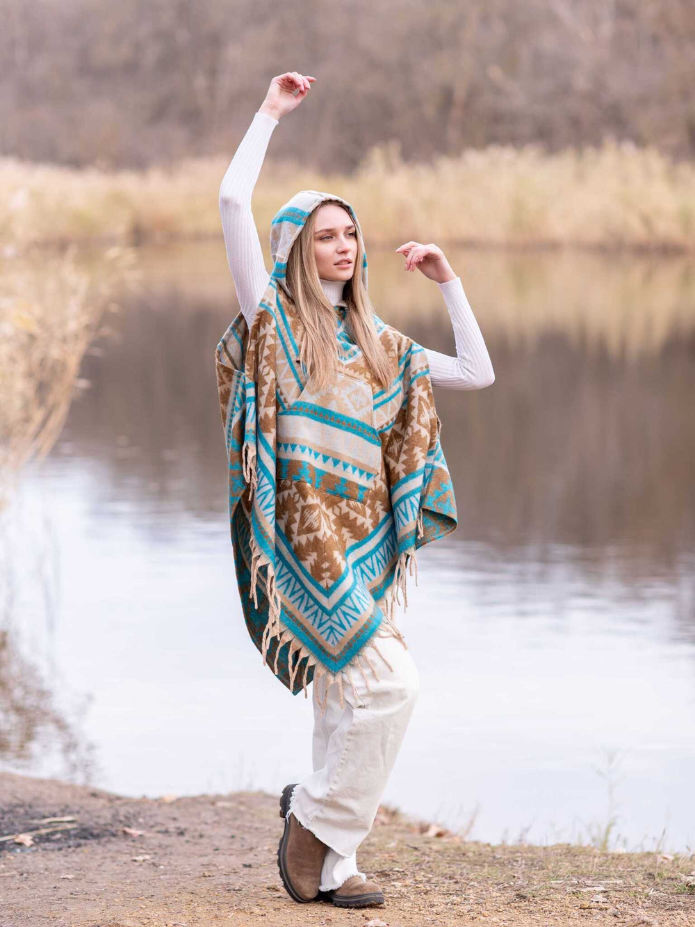 Пончо женское шерстяное с орнаментом