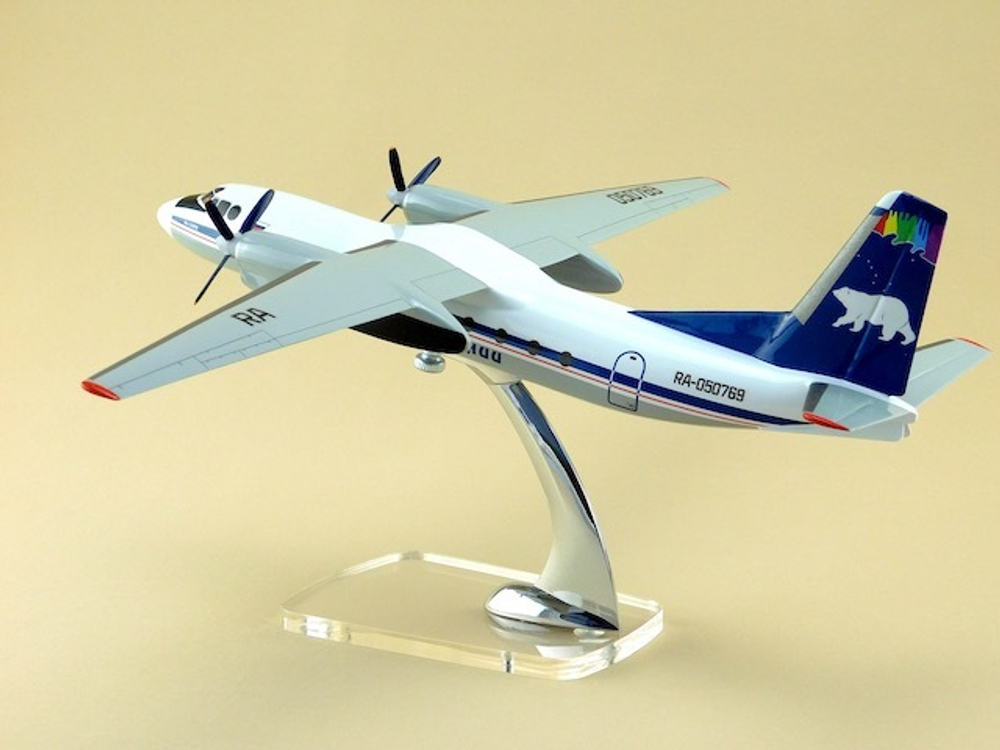 Модель самолета Ан-24 (М1:72, Полярные авиалинии)