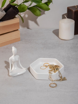 Статуэтка Йогиня на подставке шестиугольник