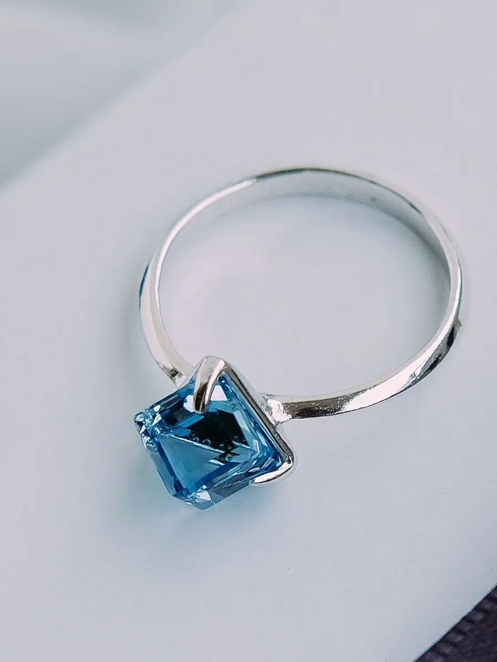 Кольцо Миражи тонкое с голубым кристаллом Swarovski