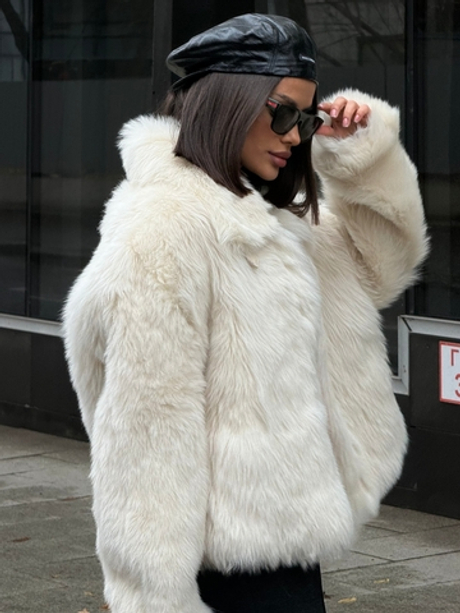 Укороченная белая шуба из овчины