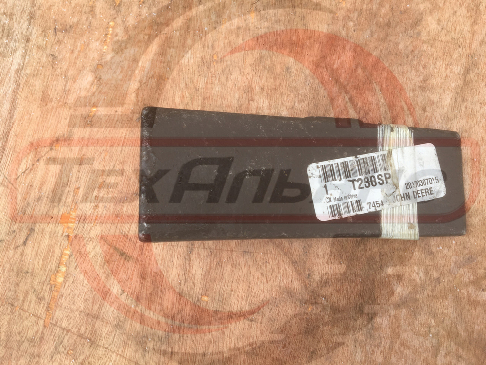 Зуб ковша переднего John Deere 230SP