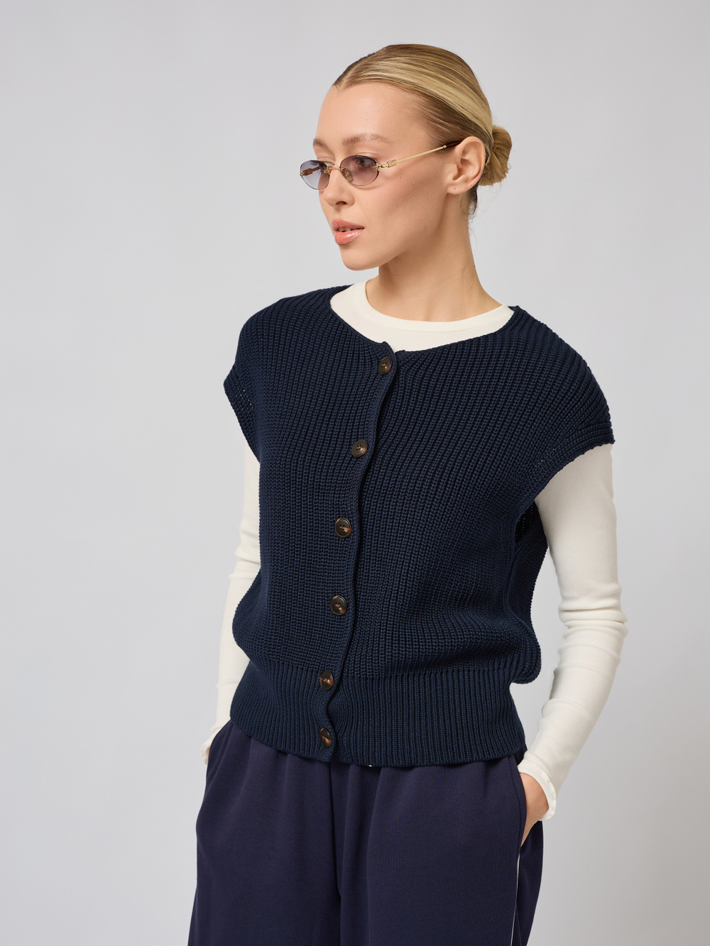 Жилет вязаный на пуговицах