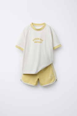 ZARA КОМПЛЕКТ ИЗ ФУТБОЛКИ И ШОРТОВ- БЕРМУДОВ В СПОРТИВНОМ СТИЛЕ, ЖЕЛТЫЙ